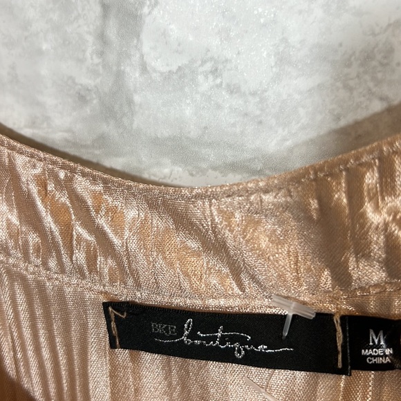 BKE Boutique Satin cold shoulder top size Medium - Picture 16 of 16